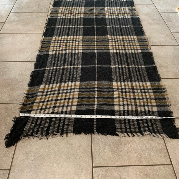 Aritzia Blanket Scarf - Picture 2 of 5
